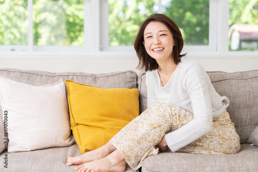 部屋でリラックスする若い女性 部屋でリラックスする若い女性