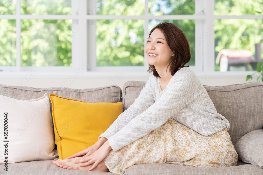 部屋でリラックスする若い女性 部屋でリラックスする若い女性