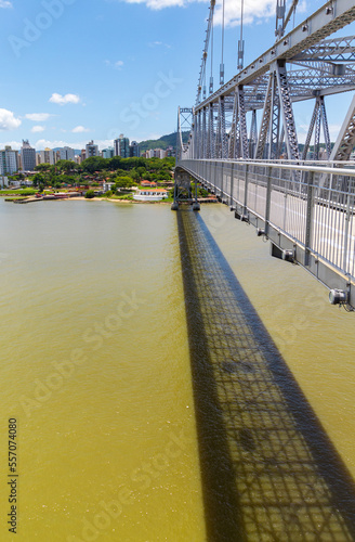  mar e os prédios visto da ponte Hercílio luz de Florianopolis Santa Catarina Brasil Florianópolis