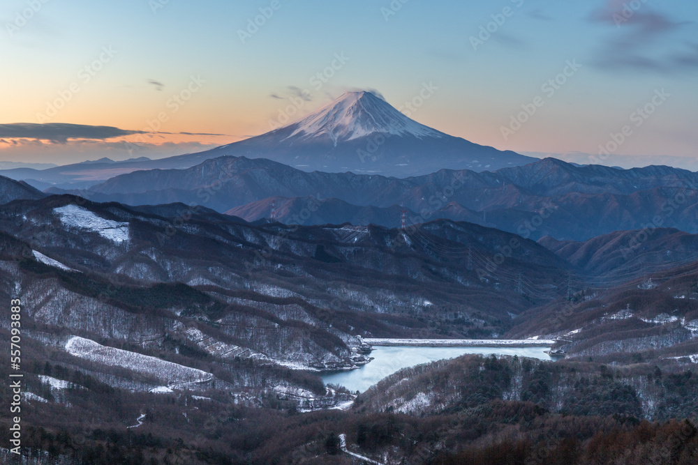 冬の大菩薩嶺から夜明けの富士山