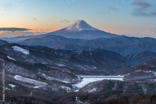 冬の大菩薩嶺から夜明けの富士山