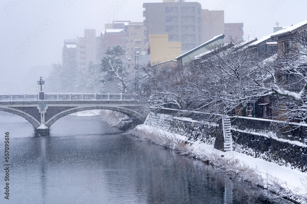 冬の金沢・雪が降り積もる主計町茶屋街と浅野川大橋