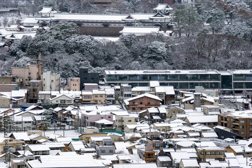 雪が降る金沢・卯辰山の見晴らし台から眺める金沢城 © Nature K Photostudio