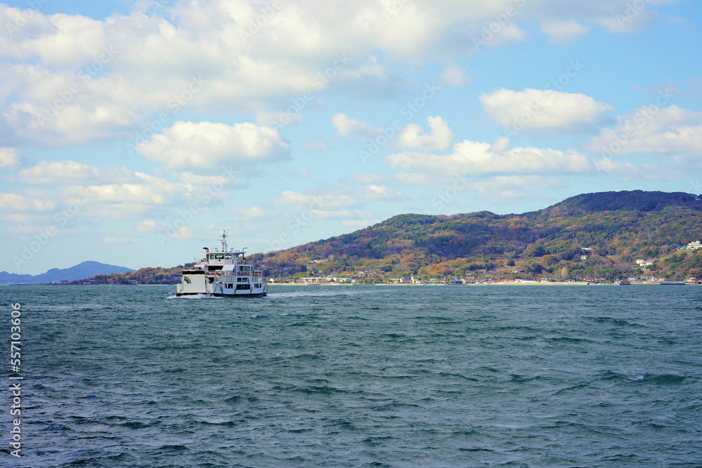 紅葉の能古島と福岡市営渡船「レインボーのこ」