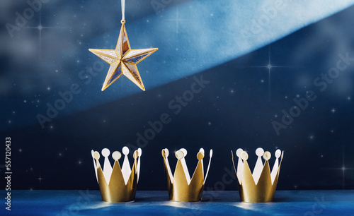 Foto three shiny crowns and a star light in the sky