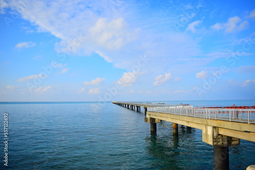沖縄の宮古島にある桟橋の横写真 © HIRO's gallery