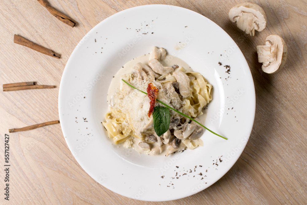 Pasta with mushrooms and cheese