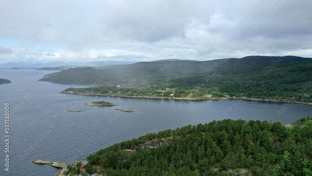 survol du fjord de Trondheim (asenfjord) et pointe de Frosta et île de Tautra en Norvège