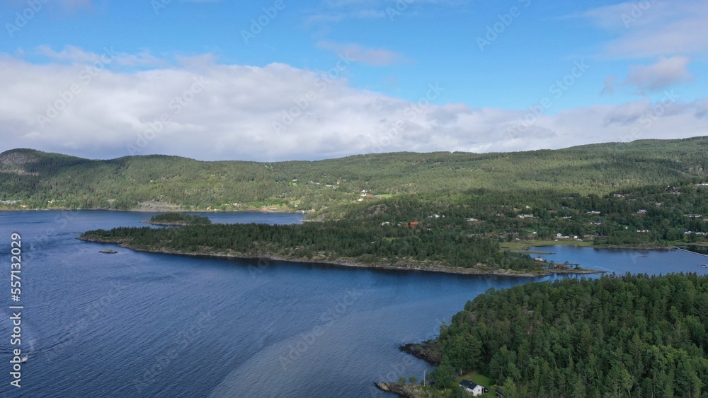 survol du fjord de Trondheim (asenfjord) et pointe de Frosta et île de Tautra en Norvège