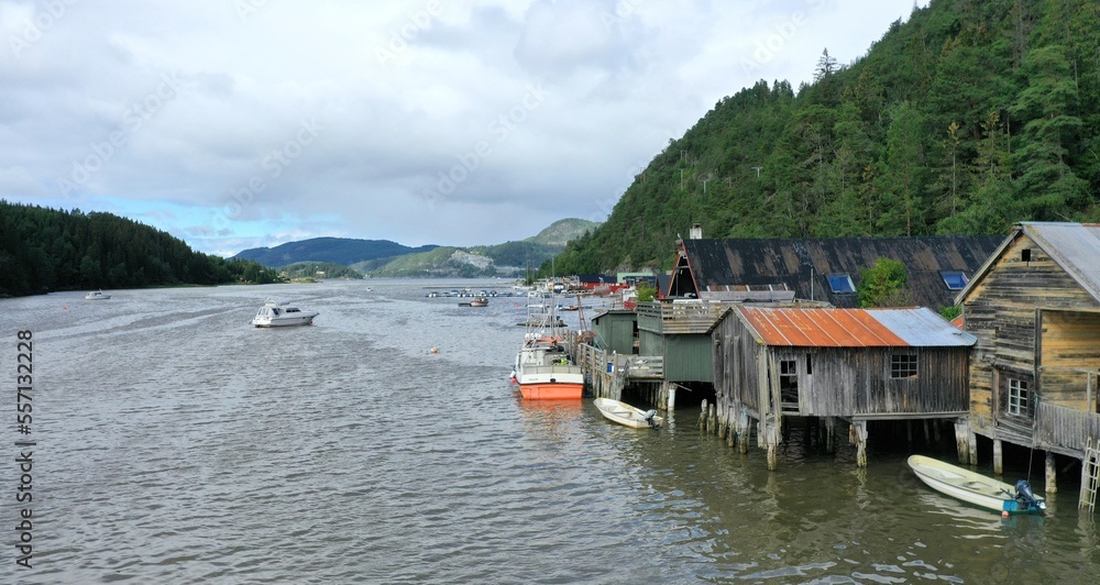 port de pêche dans le Fjord d'Asen près de Trondheim (Åsenfjord)