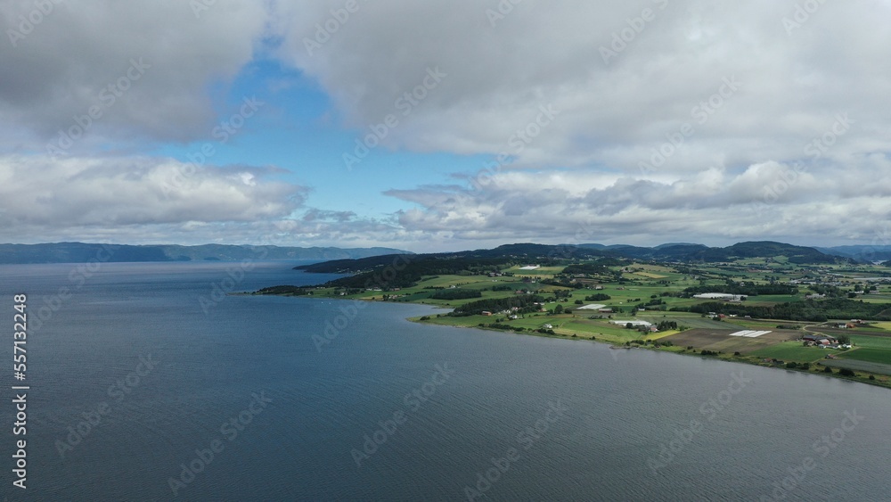 survol du fjord de Trondheim (asenfjord) et pointe de Frosta et île de Tautra en Norvège