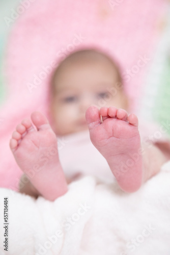 Bimba neonata solo il piede a fuoco photo