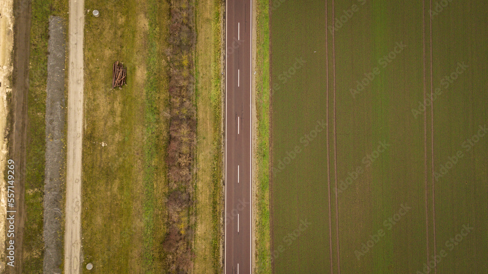 Straße auf dem Land von oben mit Acker, Drohnenbild, Vogelsicht, Top ...