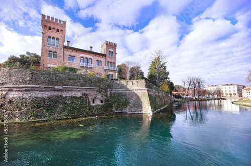 Treviso e castello Romano Fortunato; monumenti, edifici storici tra le mura della città trevigiana circondata dal fiume Sile