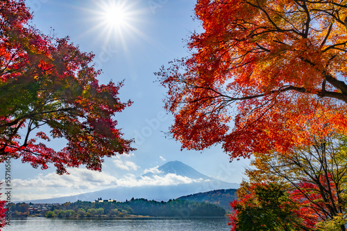山梨県富士河口湖町 紅葉シーズンの河口湖