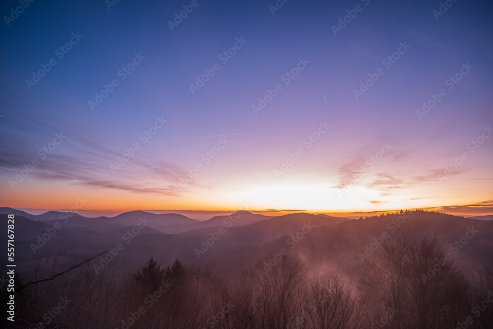 morgendämmerung über hügellandschaft morgendämmerung über hügellandschaft