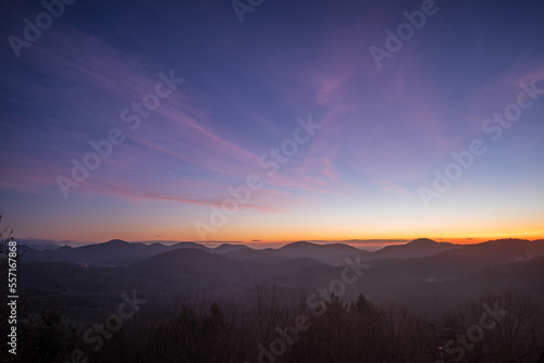 Fototapeta Naklejka Na Ścianę i Meble -  rosa wolken am himmel im morgenlicht