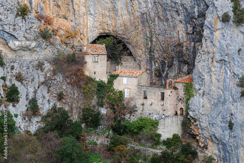 Fotografia The hermitage of Saint-Antoine de Galamus, located within the gorges of Galamus,