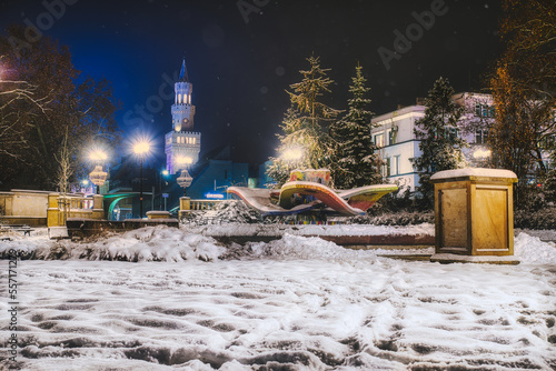 zima w Opolu z widocznym ratuszem i fontanną na placu Wolności w nocy photo