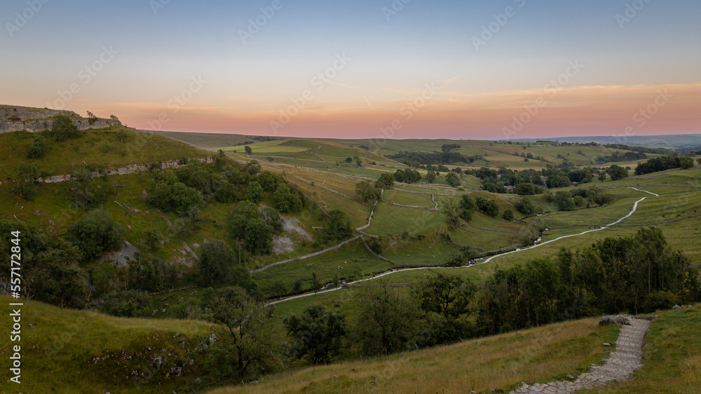 Fototapeta premium Coucher du soleil coloré sur les plaines de malham cove, Angleterre
