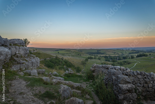 Coucher du soleil coloré sur la vallée de malham cove, Angleterre