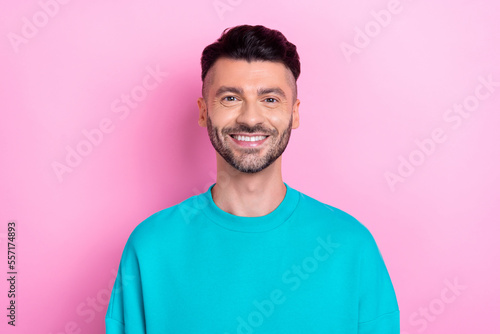 Photo portrait of young cheerful smile brunet hair handsome attractive guy enjoy his new vacancy hr manager isolated on pink color background © deagreez