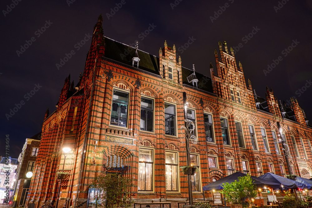 Fototapeta premium Historisches ehemaliges Postgebäude in Arnheim bei Nacht