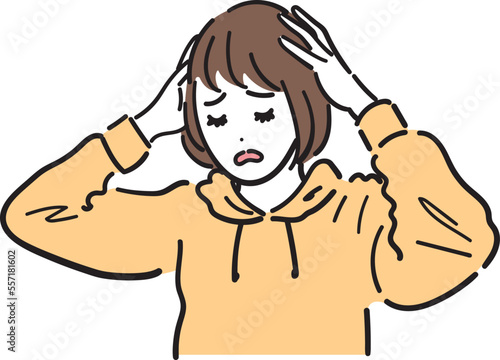 頭を抱えている若い女性