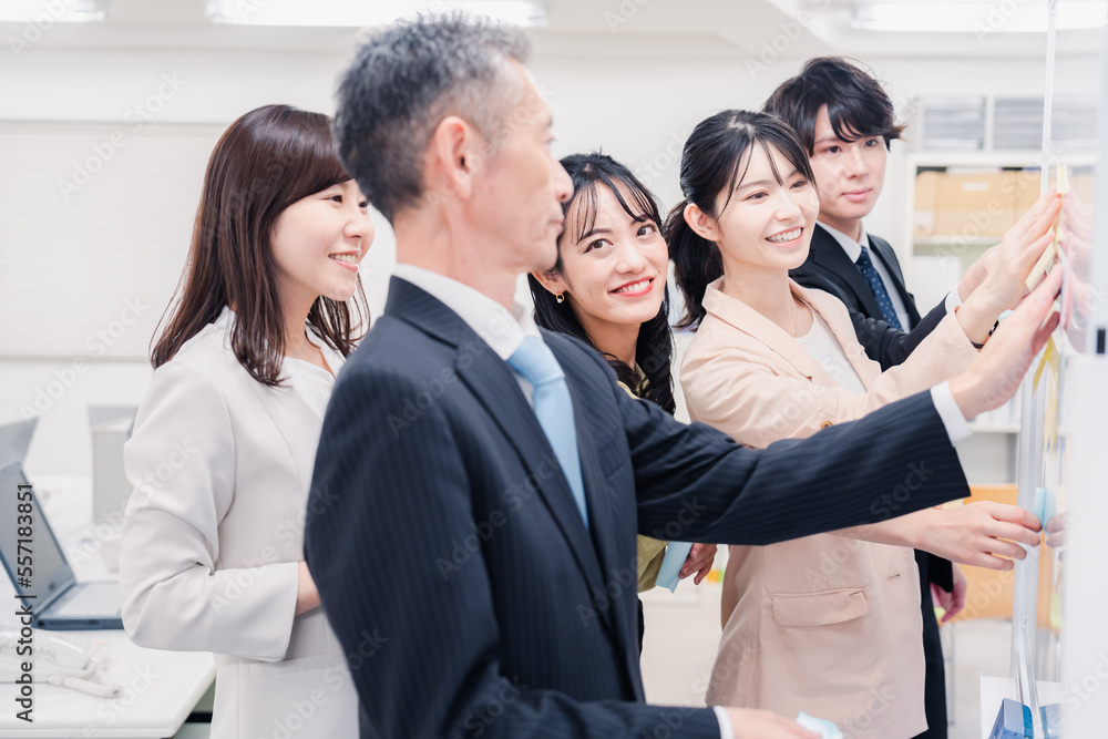 オフィスで楽しく働くビジネスパーソン オフィスで楽しく働くビジネスパーソン