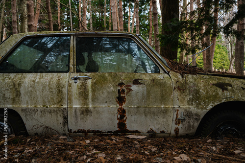山の中で朽ちる車 © kikisora