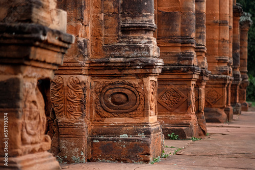 Obraz na plátně Columns with bas-reliefs in the Ruins of San Ignacio, Misiones, Argentina