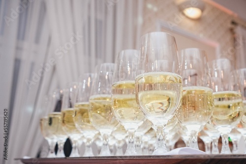 kieliszki z szampanem na powitanie