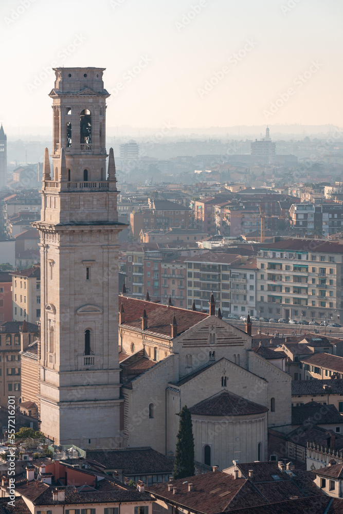 Tour et Église de Vérone sous un Ciel Bleu Clair