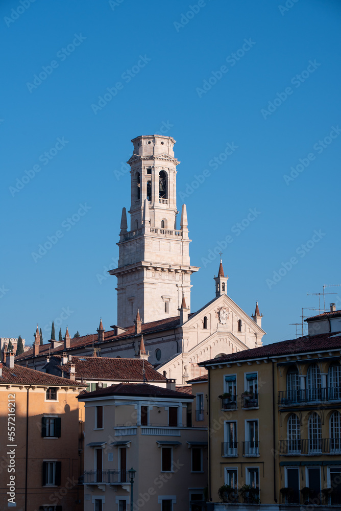 Vue Panoramique de Vérone au Lever du Soleil avec Tour et Église