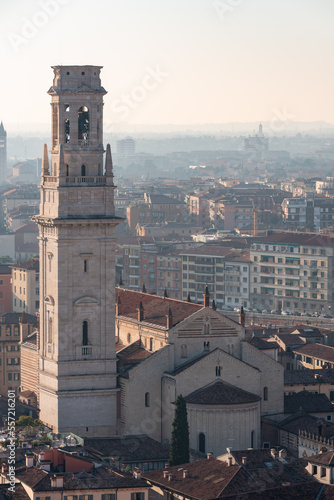 Obraz na płótnie Tour et Église de Vérone sous un Ciel Bleu Clair w salonie