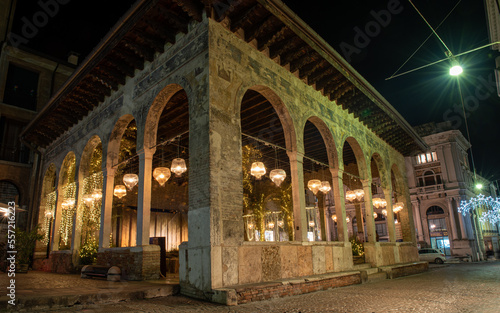 Obraz na płótnie Lumière dans la nuit : marché historique illuminé w salonie