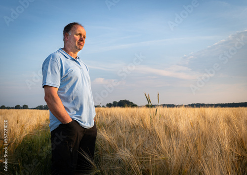 Was bringt die Zukunft, nachdenklicher Landwirt neben einen Getreidefeld im Sommer. © Countrypixel