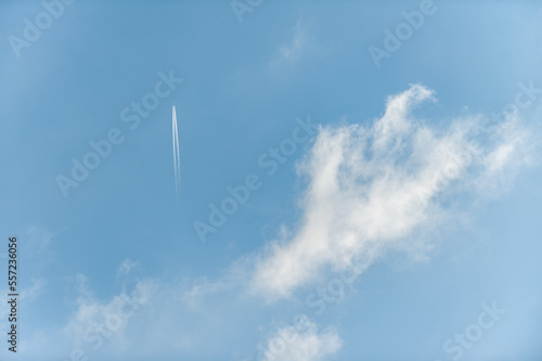 Blauer Himmel mit Kondensstreifen und Wolke © lebaer