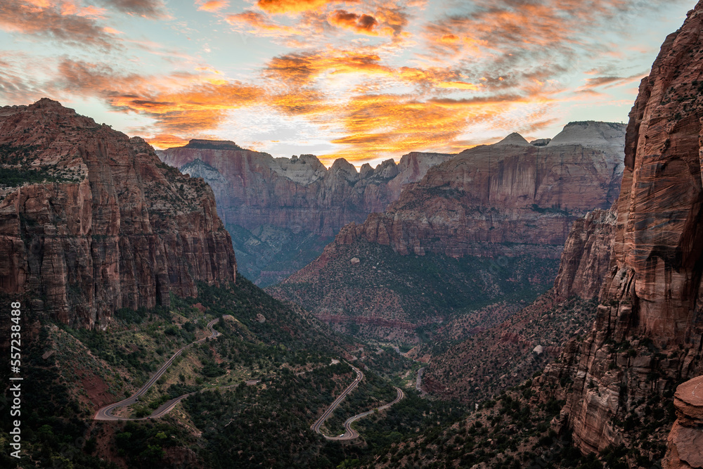 Fototapeta premium sunset at canyon overlook trail in zion national park