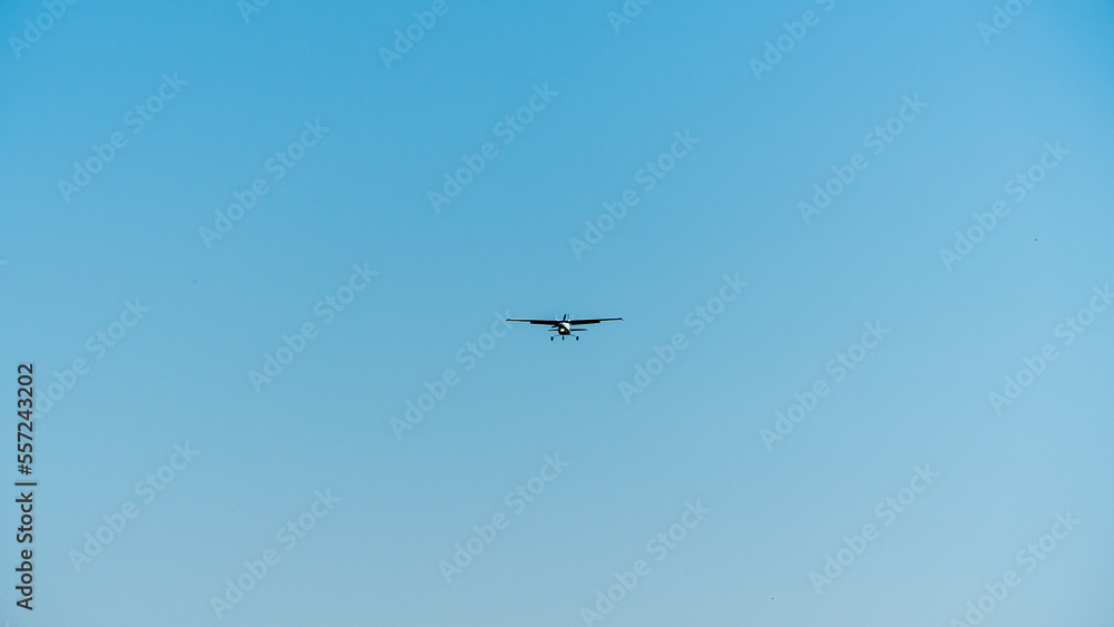 Airplane in flight against the blue sky - obrazy, fototapety, plakaty 
