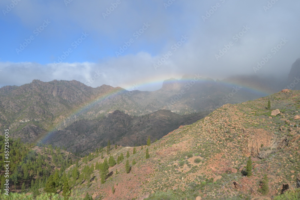 Regenbogen in den Bergen von Gran Canaria