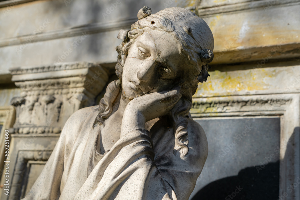 Frauengestalt in tiefer Trauer auf einem Friedhof in Osnabrück Frauengestalt in tiefer Trauer auf einem Friedhof in Osnabrück