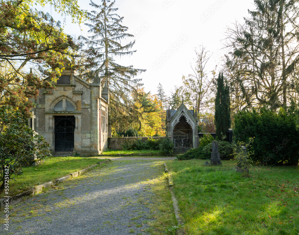 Blick auf zwei Familiengrabstätten, Mausoleum auf einem Friedhof in Osnabrück