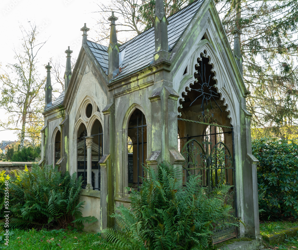schönes sehr altes Familiengrab in Form eines Mausoleums auf einem Friedhof in Osnabrück