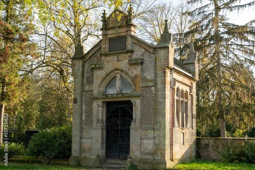 schönes altes Mausoleum auf einem Friedhof in Osnabrück