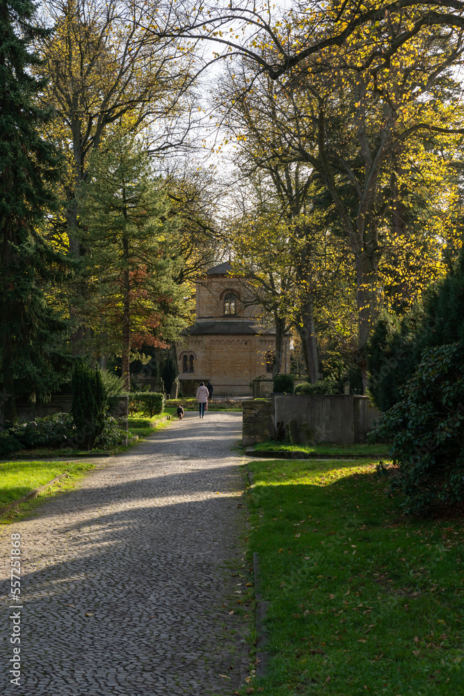 Weg zur alten Kapelle auf einem Friedhof in Osnabrück