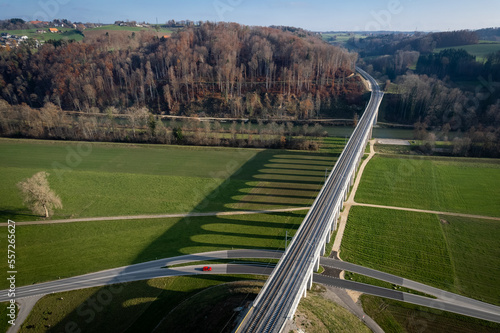 Obraz na płótnie Viaduc de chemin de fer en automne vue d'en haut