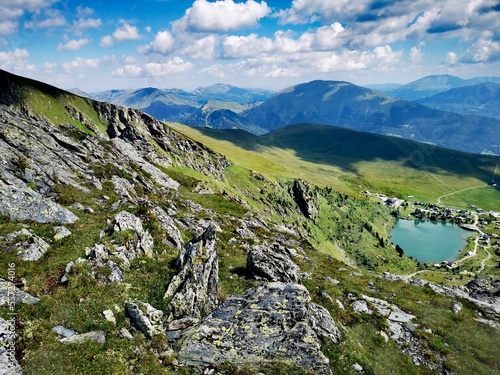 Atemberaubender Ausblick einer felsigen Berglandschaft mit blauem Bergsee photo