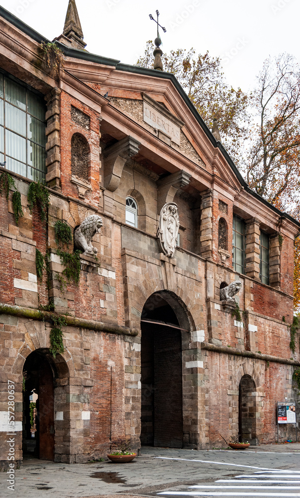 Porta San Pietro in the Renaissance walls of Lucca, designed in 16th century by Alessandro Resta, surmounted by a shield with coat of arms of Saint Peter, piazza Uberto I, Lucca, Tuscany, Italy