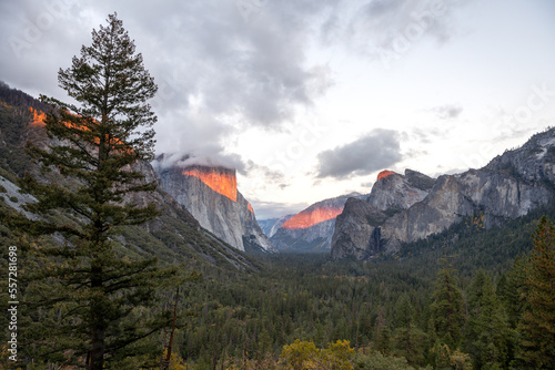 Yosemite Tunnel View (Red sunset phenomenon)